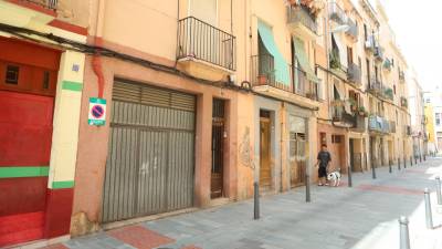 El edificio que se rehabilitará, para ayudar a familias vulnerables, está en la calle del Carme. Foto: Alba Mariné