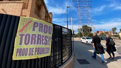 En algunas viviendas de la urbanización El Pinar pueden verse pancartas de rechazo a las torres eléctricas que atraviesan la zona. Foto: Alfredo González