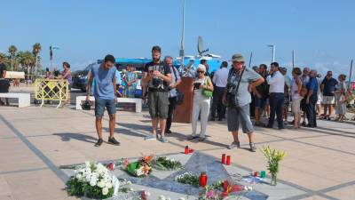 El Memorial per la Pau, situado frente al Club Nàutic de Cambrils, durante el recuerdo el atentado. Foto: Alba Mariné