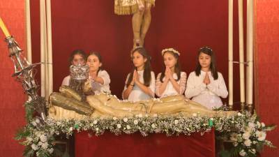 L’Elisenda i l’Aina han estat les encarregades de la coronació. Foto: Alba Mariné.