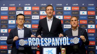 Luis Miguel Ramis, en el centro, posa junto con el CEO del Espanyol, Mao Ye Wu, y el director deportivo de la entidad, Fran Garagarza. Foto: RCD Espanyol