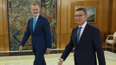 El rey Felipe VI recibe al líder del PP, Alberto Núñez Feijóo, en la última de sus siete entrevistas con dirigentes políticos. Foto: EFE/ Sebastian Mariscal Martinez