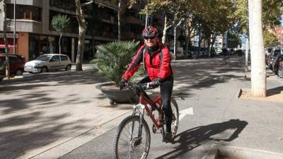 Un ciclista circulando ayer al mediodía por la zona de los paseos de Reus. Foto: Alba Mariné