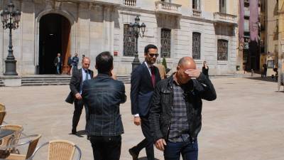 La comisión judicial, con el juez al frente, saliendo del Ayuntamiento de Tarragona después de un registro. Foto: dt