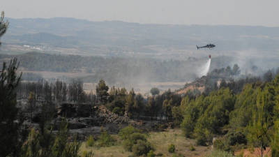 Un helicòpter descarregant aigua per lluitar contra l'incendi. Foto: Àngel Juanpere