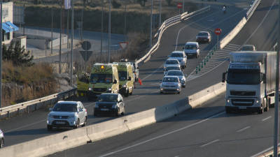 Dos ambulancias y una patrulla de Mossos acudieron al lugar del accidente. FOTO: ÀNGEL JUANPERE