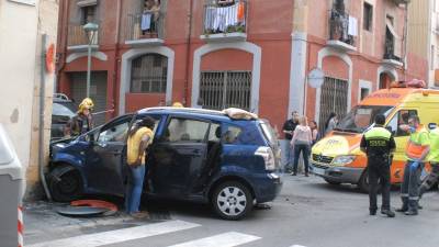 Tras la colisión, uno de los dos turismos ha chocado contra la pared de una vivienda. Foto: Àngel Juanpere
