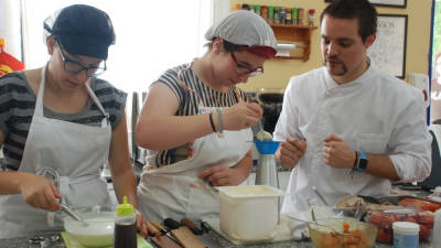El chefSergi Palacín atento a los progresos de los alumnos. Foto: dt