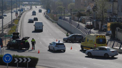 El accidente se ha producido en la rotonda de Torreforta, sentido Tarragona. Foto: Àngel Juanpere