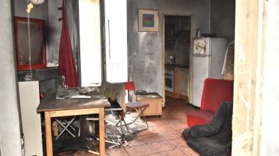 Así quedó el interior del piso de Rosa tras el incendio en el que falleció, en la calle Santa Anna. Foto: A. González
