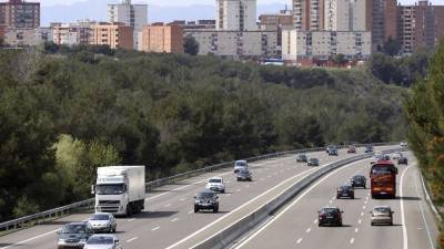 Tráfico de vehículos en la AP-7 a su paso por la ciudad de Tarragona, en una imagen de archivo. Foto: Ll.M.