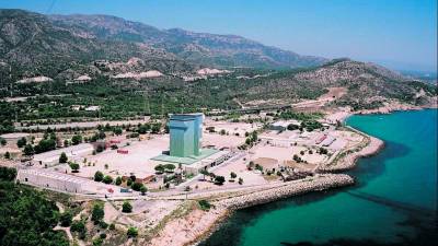 Imagen aérea de la central nuclear Vandellòs I. Foto: F.J.