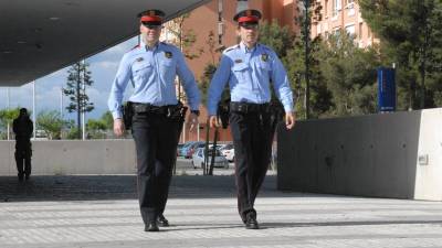 Los dos agentes son de la 23 promoción y están destinados en la comisaría del Tarragonès. Foto: Àngel Juanpere