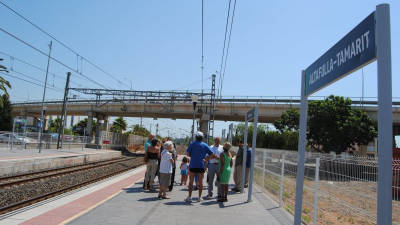 Un grup d'usuaris espera l'arribada d'un tren a l'estació d'Altafulla. Foto: ACN