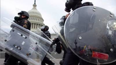 La policía responde ante los manifestantes seguidores de Donald Trump