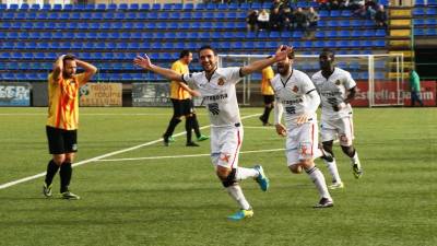 Rocha celebra su gol junto a Marcos y Lago, y la desesperación de un jugador cuatribarrado. Foto: Gimnasticdetarragona.cat