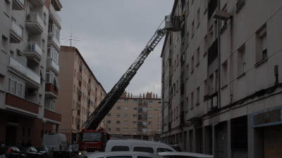 Los bomberos accedieron al interior del piso a través del balcón. FOTO: ÀNGEL JUANPERE