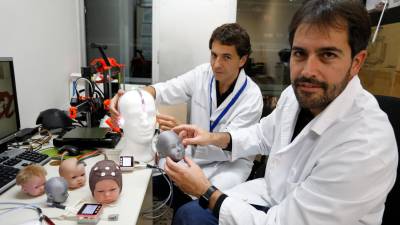 A la izquierda, Vicenç Pascual, médico especialista en neurofisiología clínica, y a la derecha, Albert Fabregat, investigador de la URV. Foto: Pere Ferré