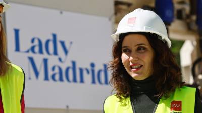 La presidenta de la Comunidad de Madrid, Isabel Díaz Ayuso, visita las obras del nuevo colector-interceptor proyectado para regular los caudales de cuatro arroyos, infraestructura necesaria para llevar a cabo los desarrollos urbanísticos previstos en la localidad madrileña de Pozuelo de Alarcón, este lunes. Foto: EFE