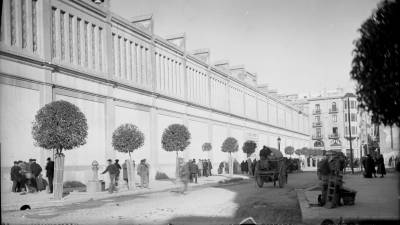 El mateix tram de l’avinguda durant la dècada de 1940. Foto: Manuel Arribas/ Arxiu Comarcal del Baix Ebre