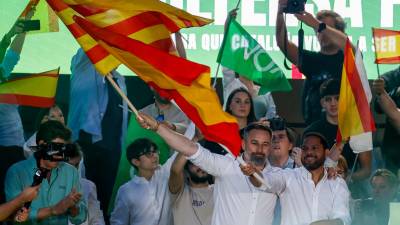 El presidente de Vox, Santiago Abascal, junto al candidato a la Generalitat, Ignacio Garriga. Foto: EFE