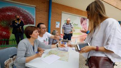 Los vecinos de Boscos, el pasado sábado, votando en la consulta que organizó la asociación de residentes de la zona. foto: Pere Ferré