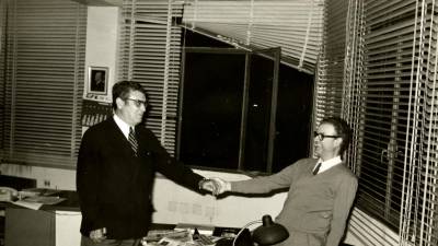 Novembre 1972. Lluís M. Mezquida (dreta) en l’antiga redacció d’aquesta casa, saluda el nou director en funcions, el burgalès Valentín Domínguez. foto: Fons Lluís M. Mezquida. Centre d’Imatges de Tarragona / L’Arxiu