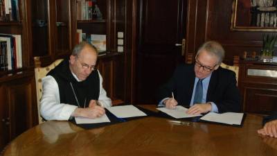 Signatura de l'acord de col·laboració entre l'abat Josep Alegre i Josep Poblet. Foto: Cedida
