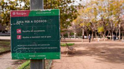Uno de los carteles situados en el pipicán del Parc de la Ciutat; algunos son objeto de vandalismo y de pintadas. Foto: Marc Bosch