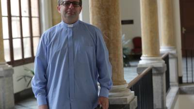 El padre Szymon Welka tiene 41 años. Es el párroco de Guimerà, que aun-que está en Lleida pertenece al arzobispado de Tarragona. FOTO: LLUíS MILIAN