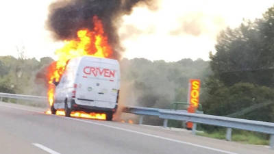 La furgoneta ardiendo antes de la llegada de los vehículos de emergencia. FOTO: DT