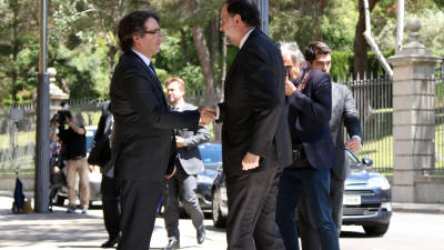 El president de la Generalitat, Carles Puigdemont, saluda al presidente del Gobierno, Mariano Rajoy, en Barcelona el pasado 12 de mayo. Foto: acn