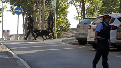 Despliegue policial en Sant Sadurn&iacute; d'Anoia, donde los Mossos d'Esquadra montaron un dispositivo de control que cerc&oacute; este municipio y el de Subirats