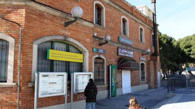 El edificio de la estación de Vila-seca, de dos alturas y ladrillo visto, es propiedad de Adif. Foto: Lluís Milián