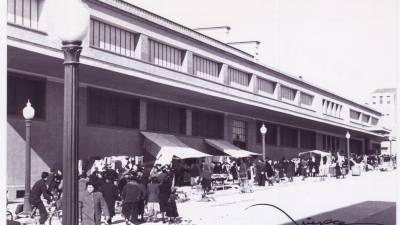 Los payeses vendiendo en el exterior del Mercat Central. FOTO: Niepce
