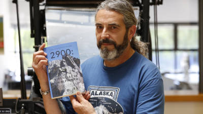 Juan Luis Benítez, con su libro. FOTO: Pere Ferré
