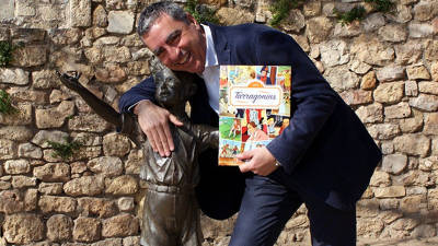 L'alcaldable de CiU, Albert Abelló, amb el polèmic àlbum col·leccionable sobre Tarragonins il·lustres. Foto: ACN
