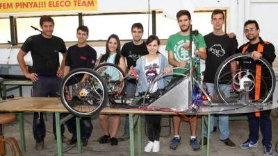 El equipo de seis alumnos del instituto Pere Martell ultimando el diseño de su vehículo eficiente. Foto: Lluís Milián