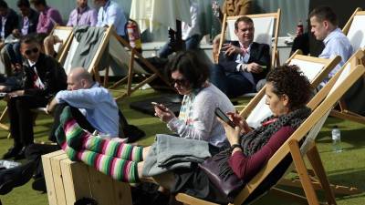 Congresistas se relajan en un espacio habilitado en el recinto ferial Gran Via, en la segunda jornada del Congreso Mundial de Móviles. Foto: EFE