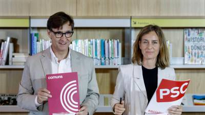 La presidenta de Comuns al Parlament de Catalunya, Jéssica Albiach, acompañada por el primer secretario del PSC, Salvador Illa, durante la firma del acuerdo de investidura. Foto: EFE