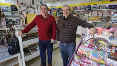 Juan y Antonio Díaz, en la tienda que regentan. FOTO: P. FERRÉ