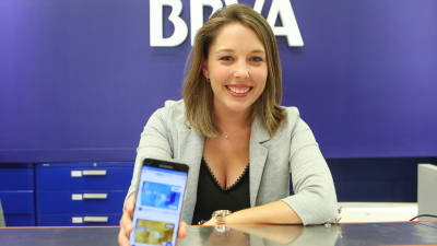 Cristina Aixut a les oficines de Reus utilitzant l'aplicació mòbil de BBVA