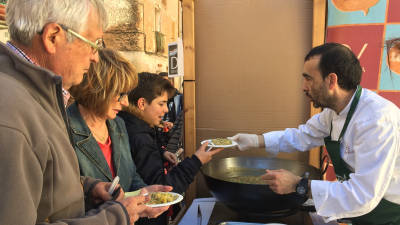 Francesc Blanch, del establecimiento Deviteca, preparó dos cazuelas de arròs del tros. FOTO: ALBA MARINÉ FOTO: ALBA MARINÉ FOTO: ALBA MARINÉ
