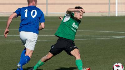 Un jugador del FC Ascó controla el balón ante un adversario en uno de los encuentros disputados por los de la Ribera d’Ebre la presente temporada.. FOTO: joan revillas