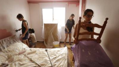 Els voluntaris col·laboren en la millora de les condicions de vida de la Paquita i el seu marit, amb la rehabilitació del seu domicili. Foto: Pere Ferré