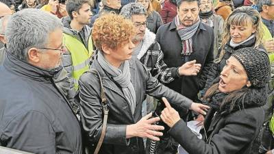 Una asistente a la concentraci&oacute;n (derecha) se encara con el alcalde de Tarragona, Pau Ricom&agrave;, al final del acto. &nbsp;Foto: A. Gonz&aacute;lez