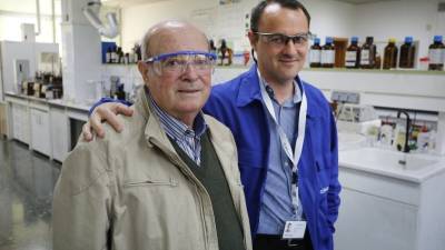 Ramon Serral y? su hijo Jordi en los laboratorios de Clariant en Vila-seca. Foto: Pere Ferré