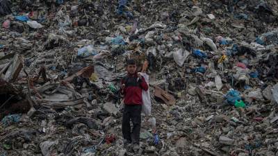 En la zona costera de Mawasi, al oeste de Jan Yunis, al menos cuatro personas, entre ellas dos niñas y una mujer, murieron en un ataque con dron. Foto: EFE