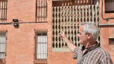 El presidente de la Associació de Veïns Primer de Maig, Eduardo Navas, mostrando uno de los pisos tapiados de Mas Pellicer. Foto: Alfredo González