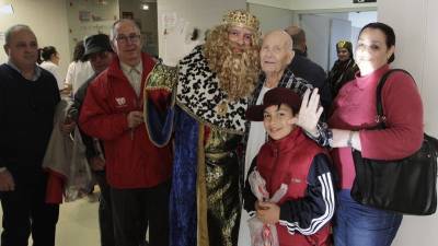 Imagen de la visita que Sus Majestades los Reyes Magos realizaron ayer por la mañana al Sociosanitari Francolí. Foto: Pere Ferré